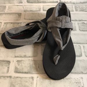 Sketchers Yoga Foam sandals